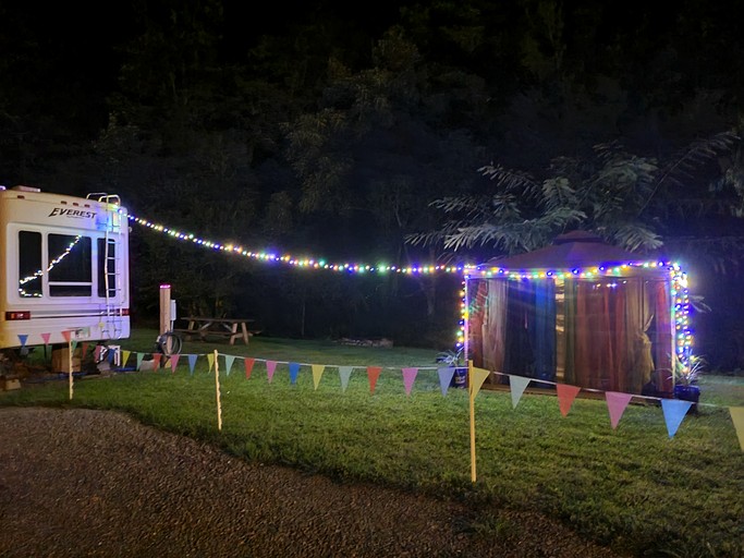 Caravans (United States of America, Del Rio, Tennessee)