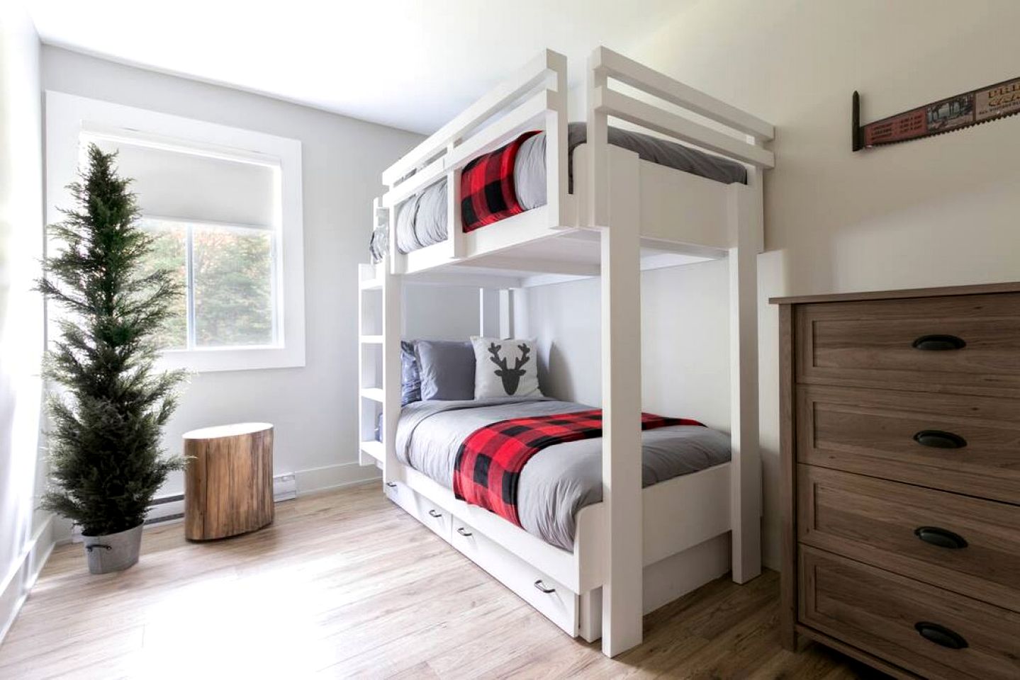 Spacious Lakefront Cottage Ideal for Big Groups in Morin-Heights, Quebec