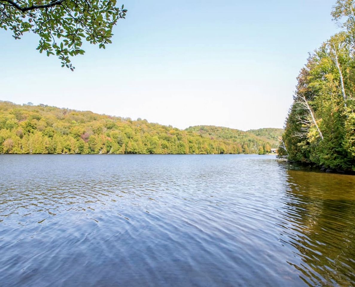 Spacious Lakefront Cottage Ideal for Big Groups in Morin-Heights, Quebec
