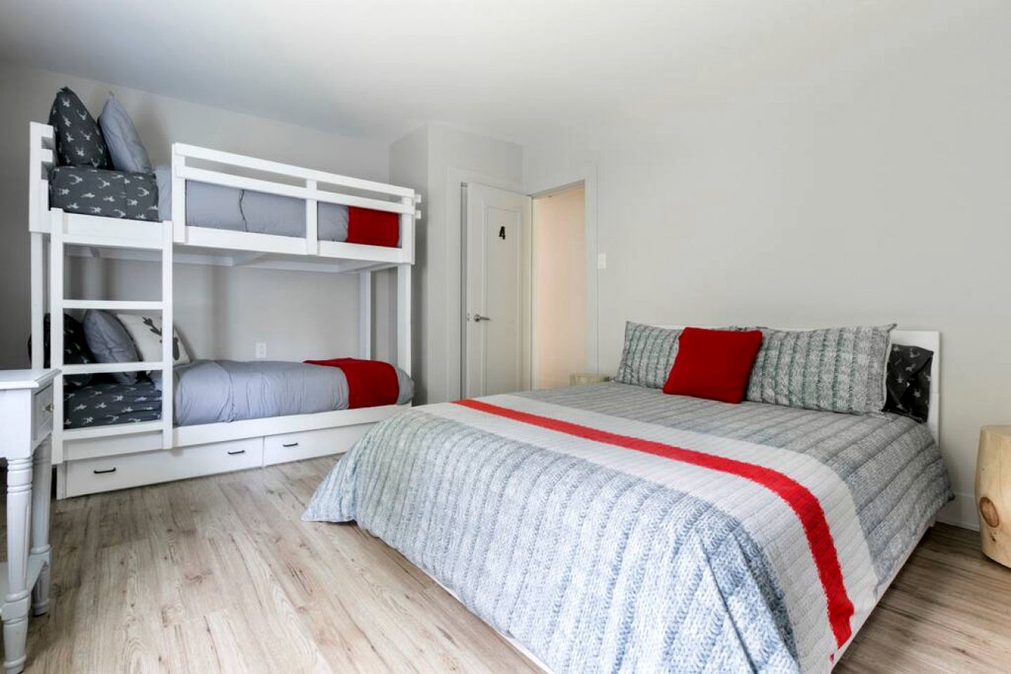 Spacious Lakefront Cottage Ideal for Big Groups in Morin-Heights, Quebec