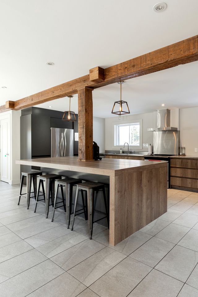 Spacious Lakefront Cottage Ideal for Big Groups in Morin-Heights, Quebec
