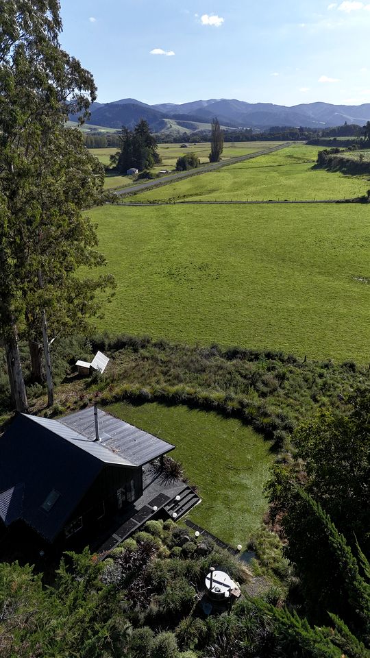 Beautiful Eco-Retreat with Hot-Tub and Breathtaking Countryside Views Geraldine Downs, Canterbury