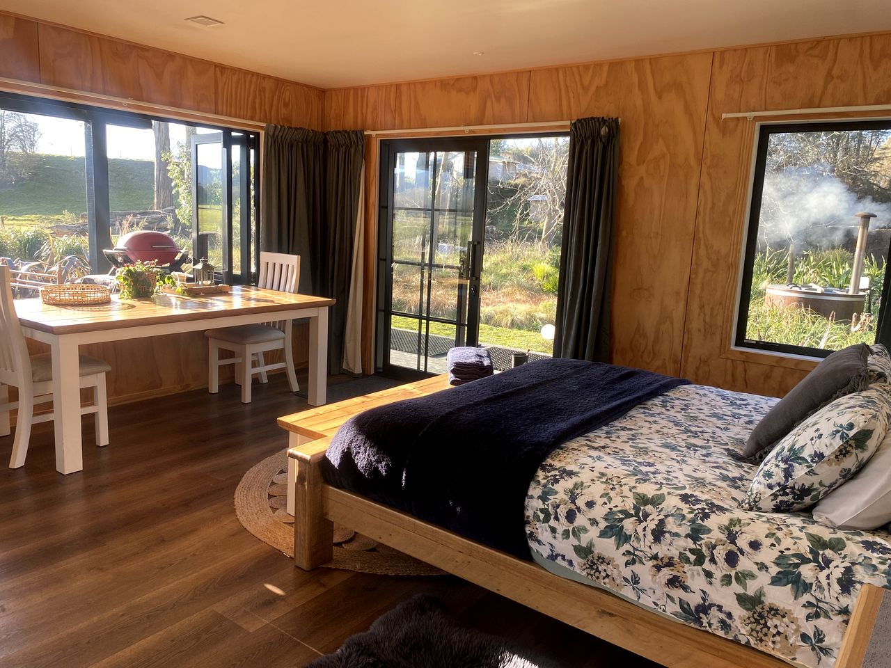 Beautiful Eco-Retreat with Hot-Tub and Breathtaking Countryside Views Geraldine Downs, Canterbury