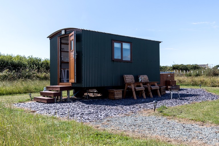 Chic Pet-Friendly Hut with Hot-Tub in Haverfordwest, Wales