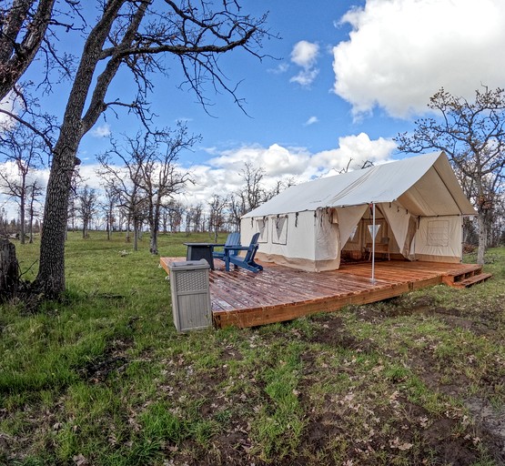 Spacious Tented Cabins Perfect for Couples in Dufur, Oregon