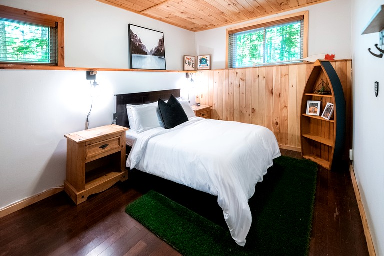Cabins (Canada, Gooderham, Ontario)