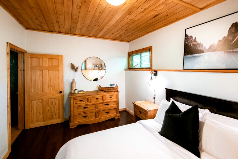 Cabins (Canada, Gooderham, Ontario)