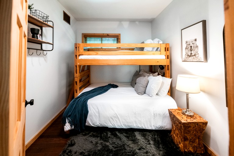 Cabins (Canada, Gooderham, Ontario)