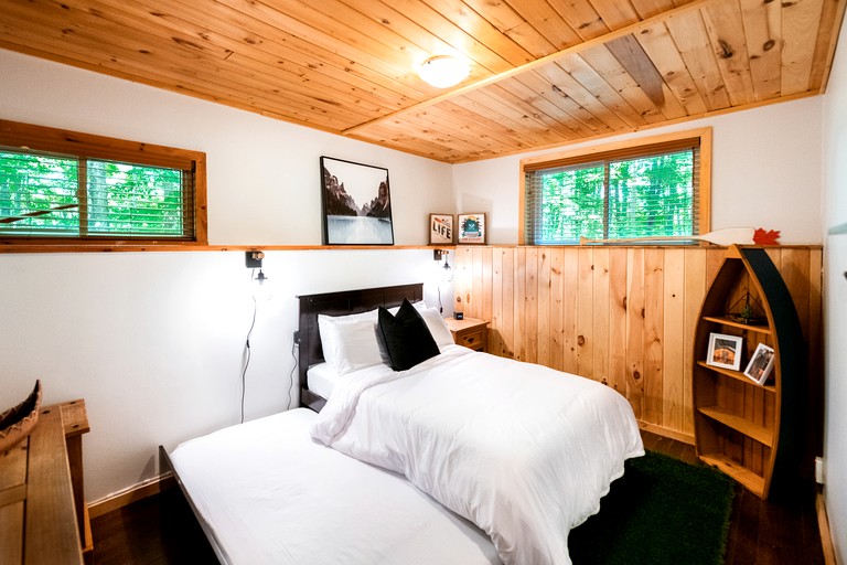 Cabins (Canada, Gooderham, Ontario)