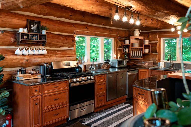 Cabins (Canada, Gooderham, Ontario)