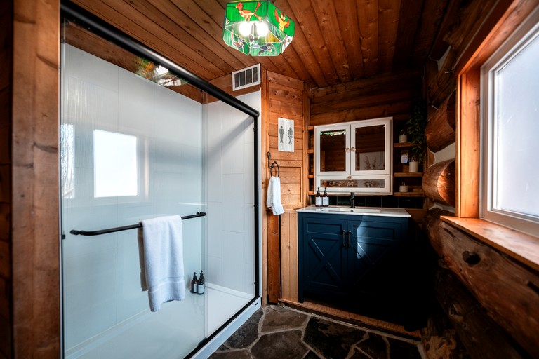 Cabins (Canada, Gooderham, Ontario)