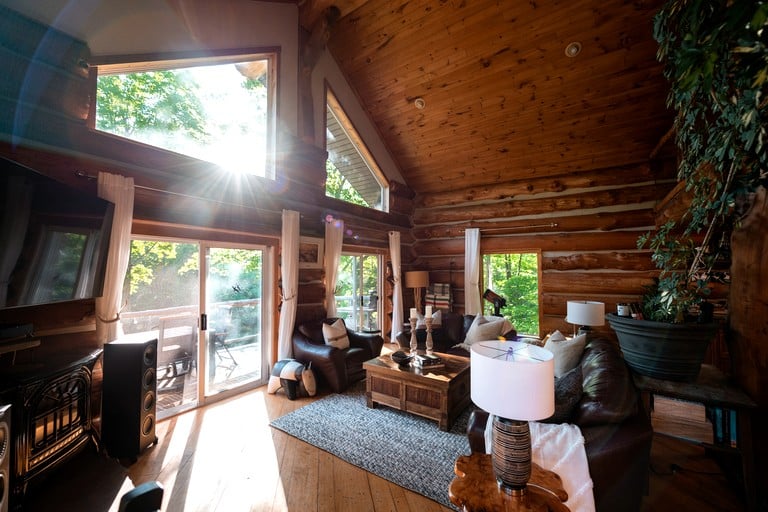 Cabins (Canada, Gooderham, Ontario)