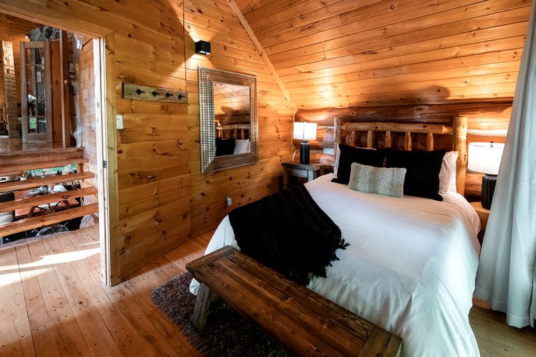 Cabins (Canada, Gooderham, Ontario)