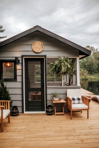 Cabins (Canada, Gooderham, Ontario)