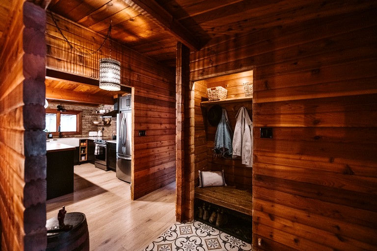 Cabins (Canada, Gooderham, Ontario)