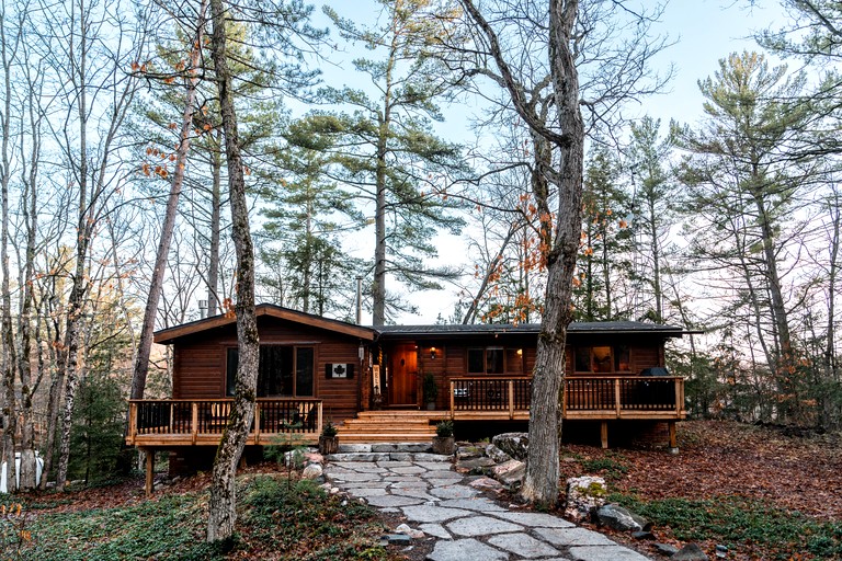 Pet-Friendly Cabin Fully Renovated in Gooderham, Ontario