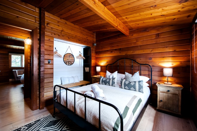 Cabins (Canada, Gooderham, Ontario)