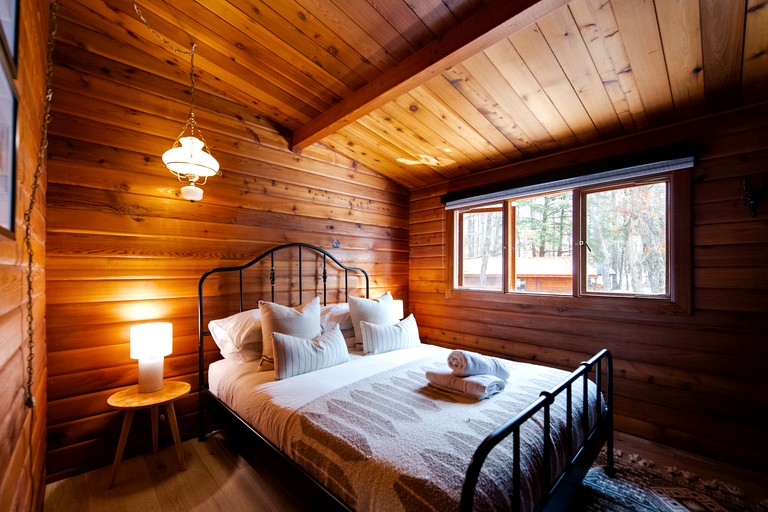 Cabins (Canada, Gooderham, Ontario)