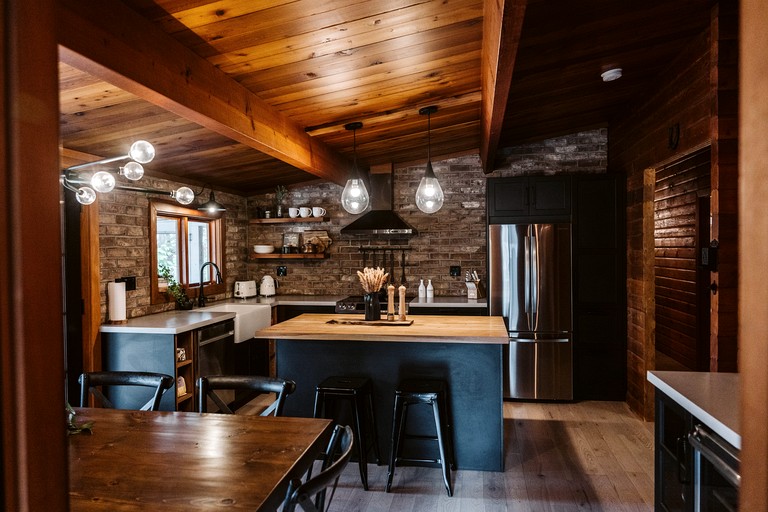Cabins (Canada, Gooderham, Ontario)