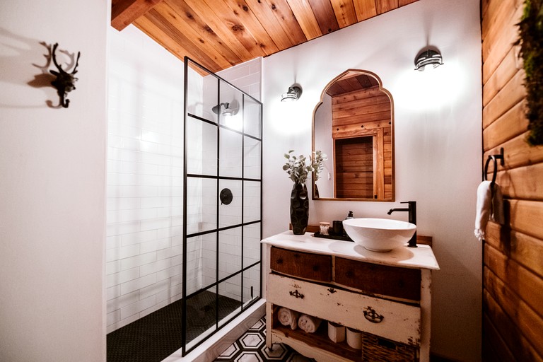 Cabins (Canada, Gooderham, Ontario)
