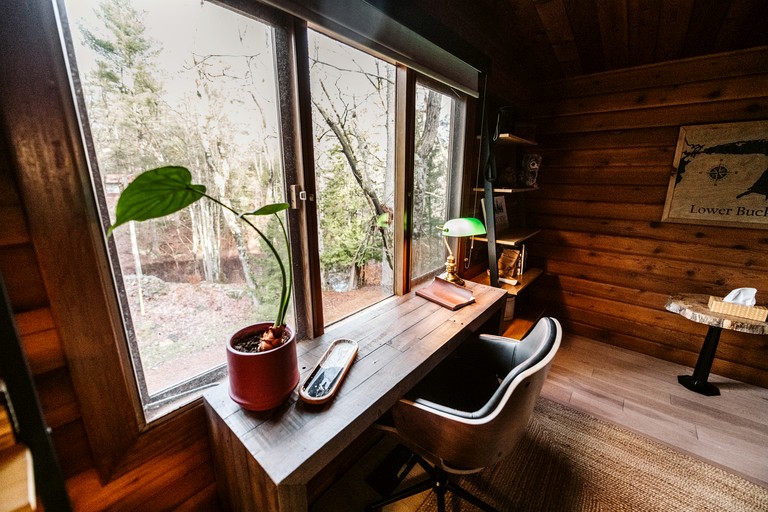 Cabins (Canada, Gooderham, Ontario)
