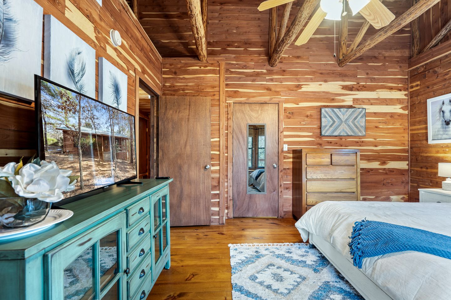 Tranquil Peaceful Cabin with Stunning Lake Views in La Grange, Texas