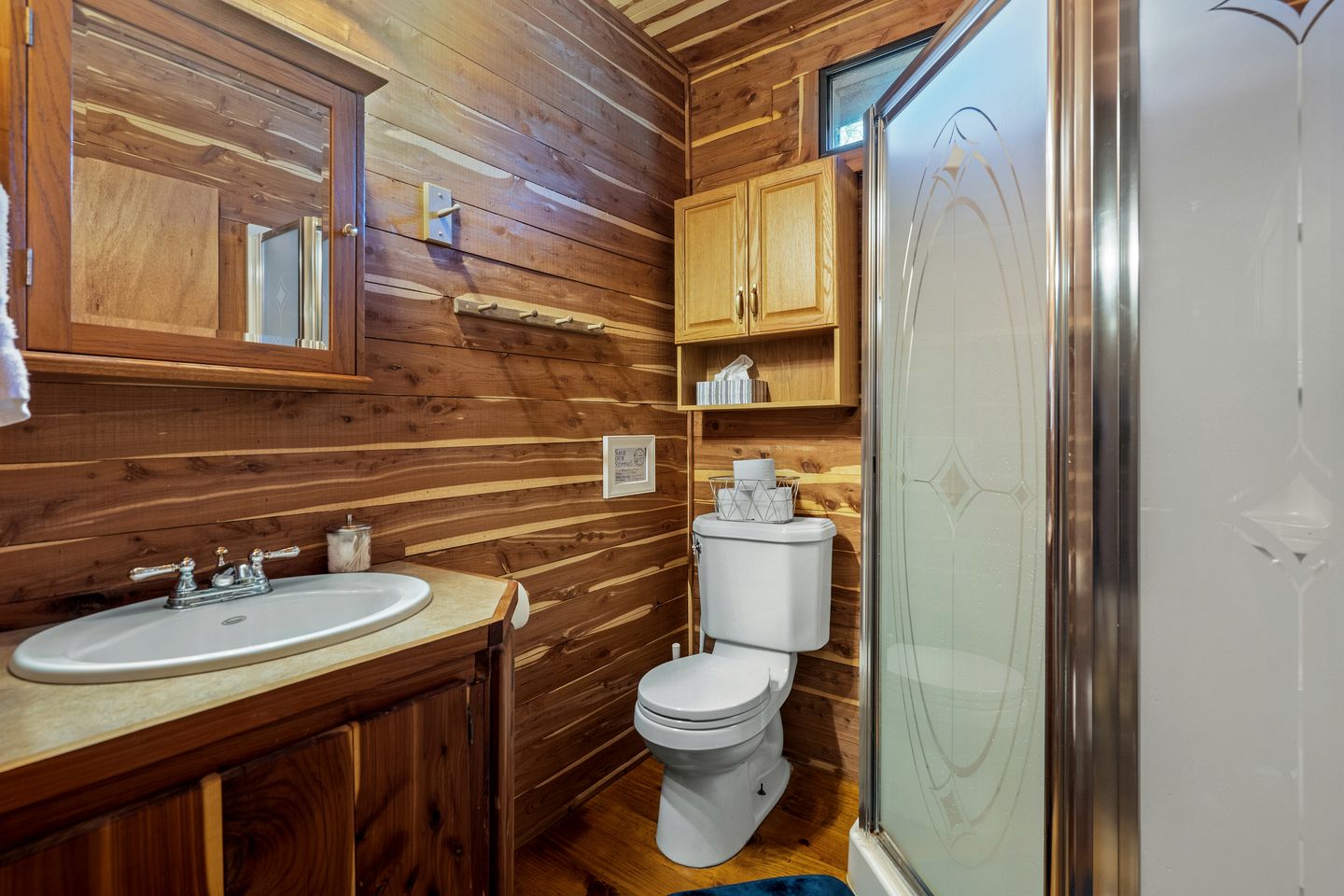 Tranquil Peaceful Cabin with Stunning Lake Views in La Grange, Texas