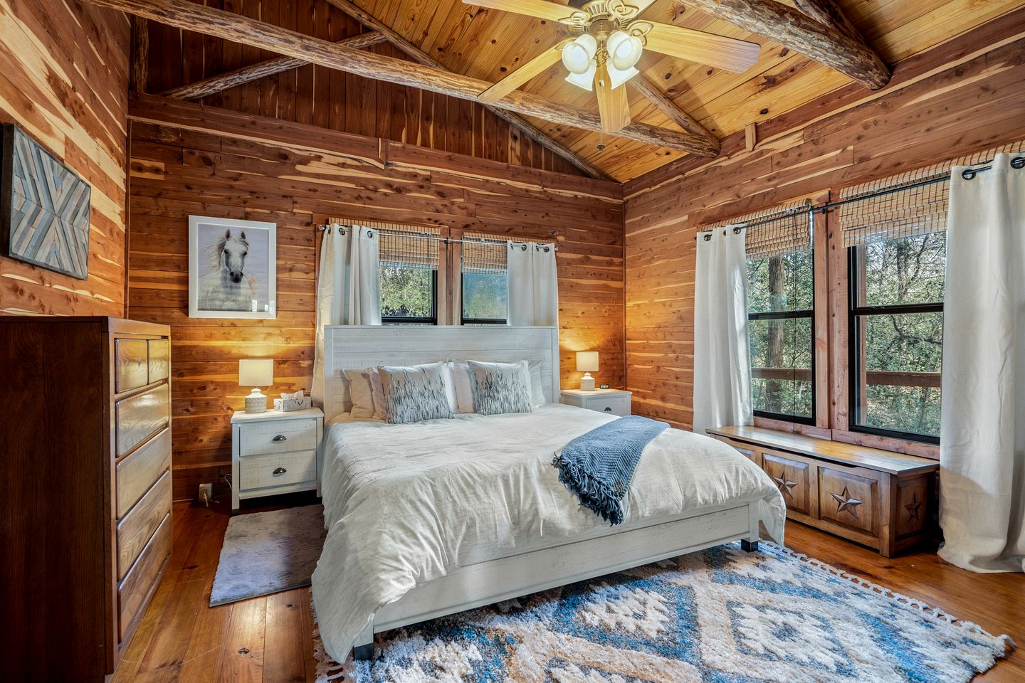 Tranquil Peaceful Cabin with Stunning Lake Views in La Grange, Texas