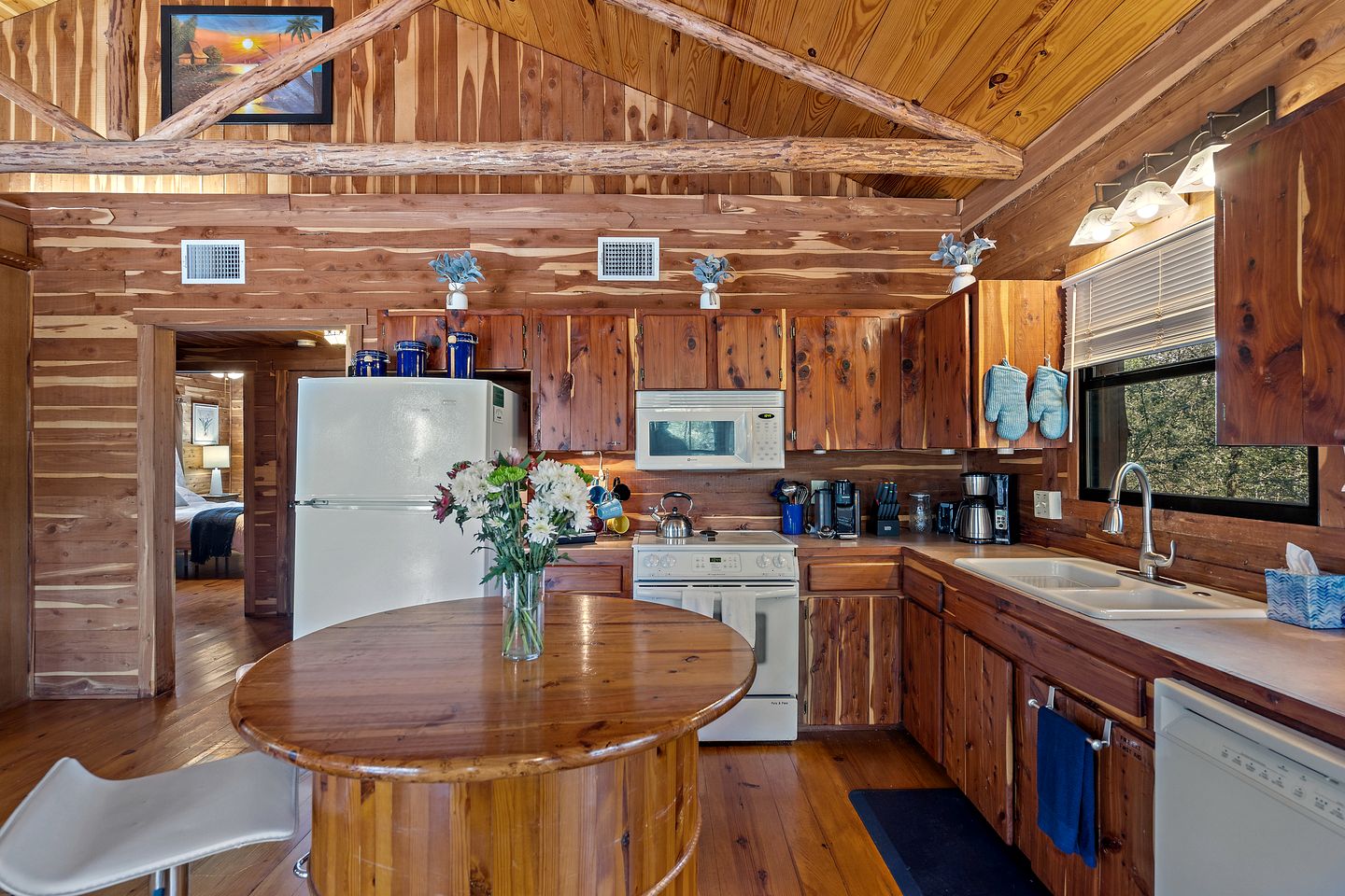 Tranquil Peaceful Cabin with Stunning Lake Views in La Grange, Texas