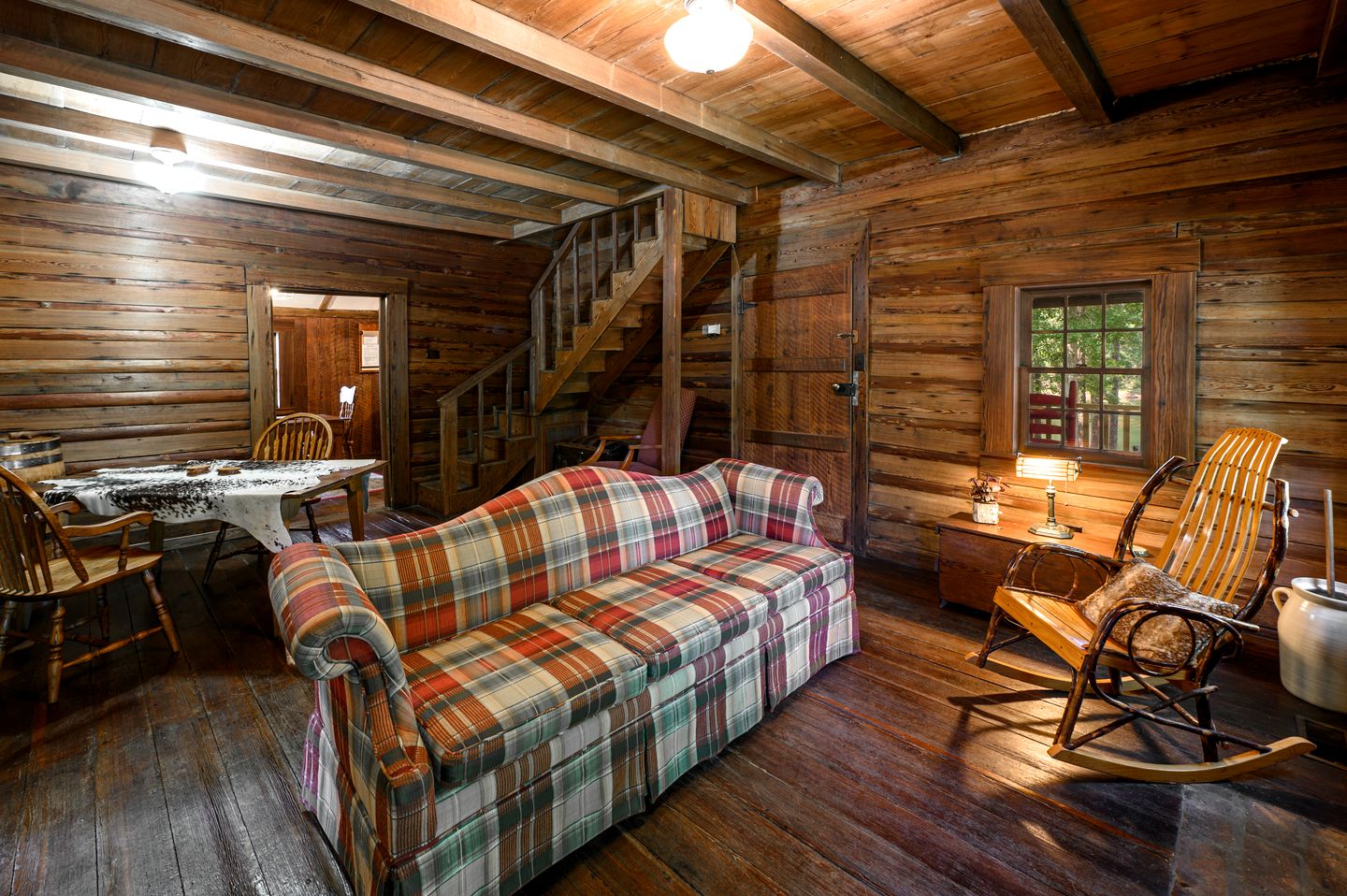 Perfect Couple's or Solo Getaway: 1840s Log Cabin, Claxton, GA