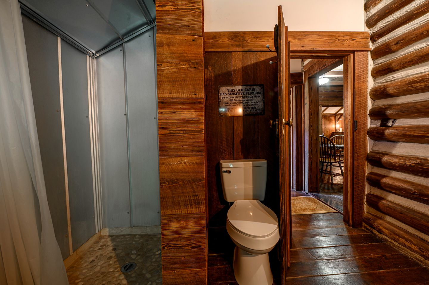 Perfect Couple's or Solo Getaway: 1840s Log Cabin, Claxton, GA