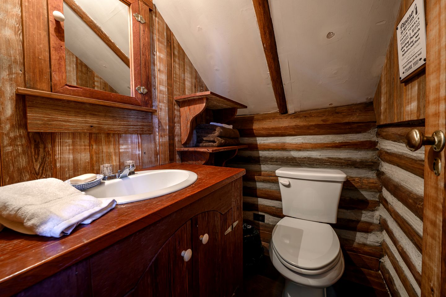 Perfect Couple's or Solo Getaway: 1840s Log Cabin, Claxton, GA