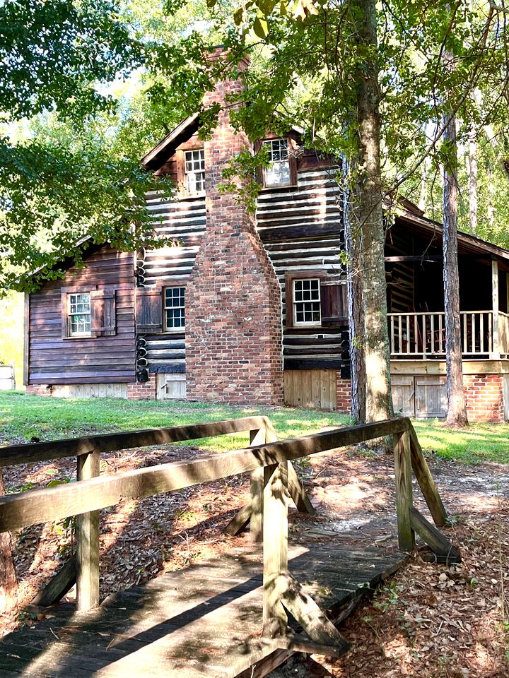 Perfect Couple's or Solo Getaway: 1840s Log Cabin, Claxton, GA