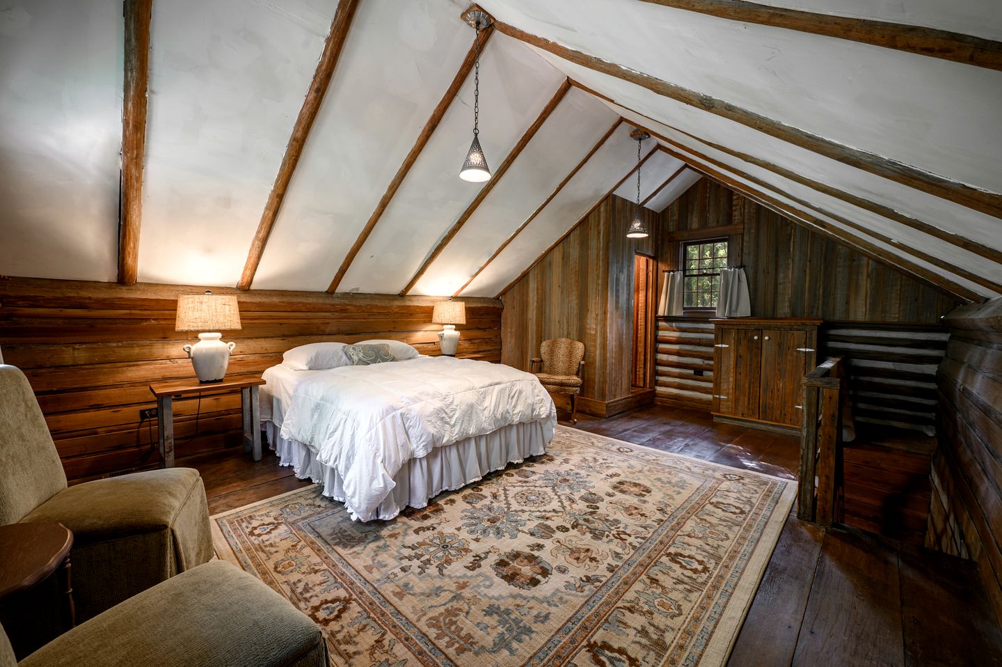 Perfect Couple's or Solo Getaway: 1840s Log Cabin, Claxton, GA