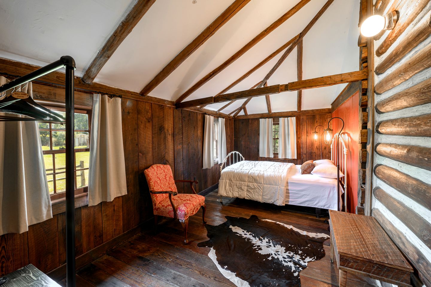 Perfect Couple's or Solo Getaway: 1840s Log Cabin, Claxton, GA