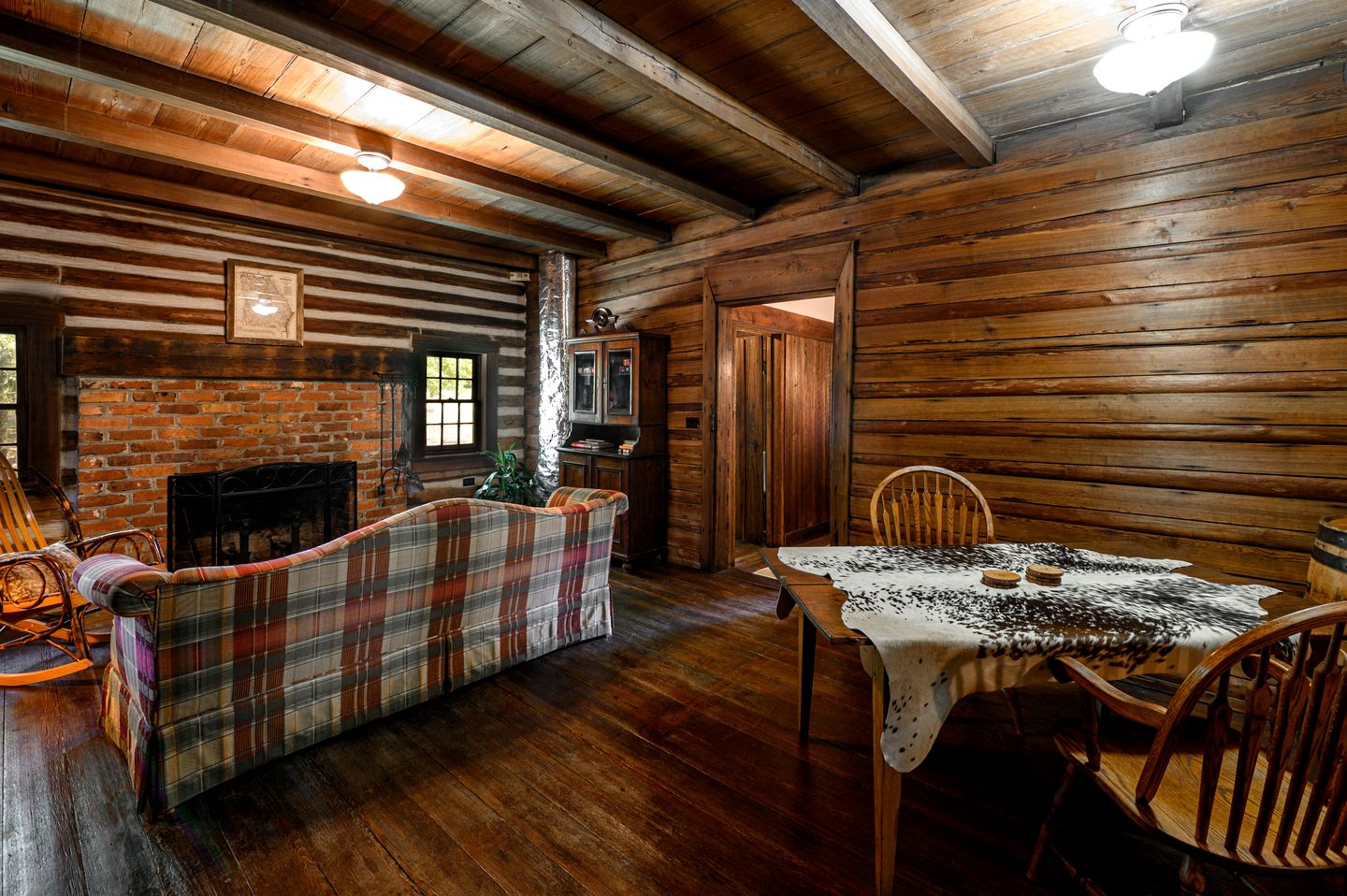 Perfect Couple's or Solo Getaway: 1840s Log Cabin, Claxton, GA