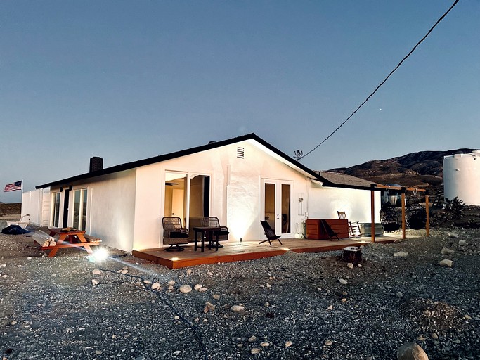 Unique Tranquil Luxurious Getaway in Lucerne Valley, California