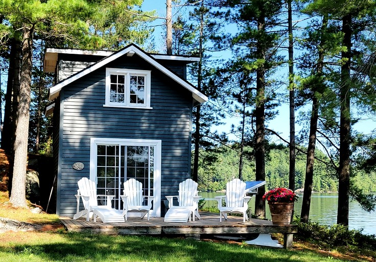 Beautiful Lake Tiny House with Amazing Views and Private Dock in Huntsville, Canada