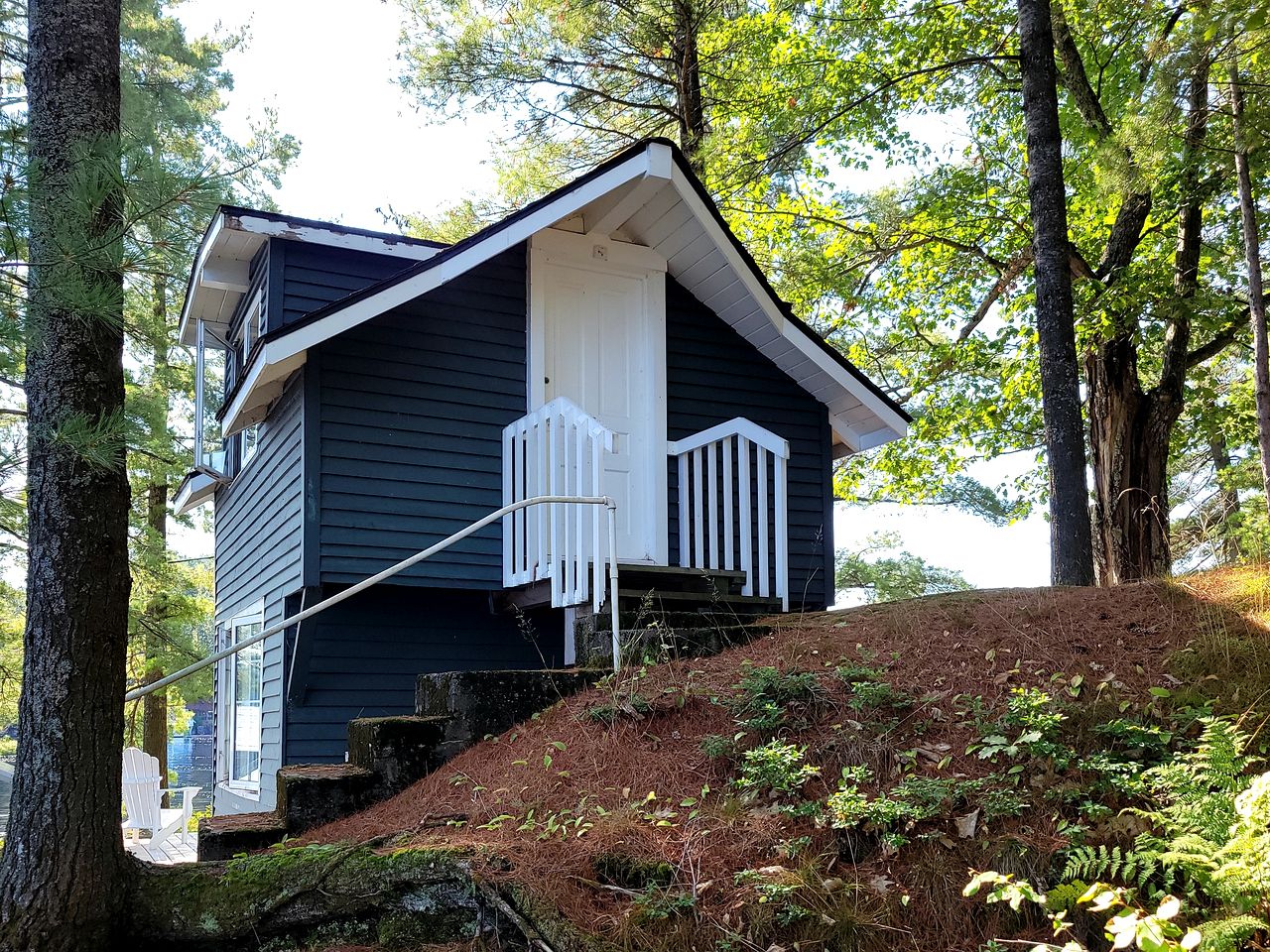 Beautiful Lake Tiny House with Amazing Views and Private Dock in Huntsville, Canada