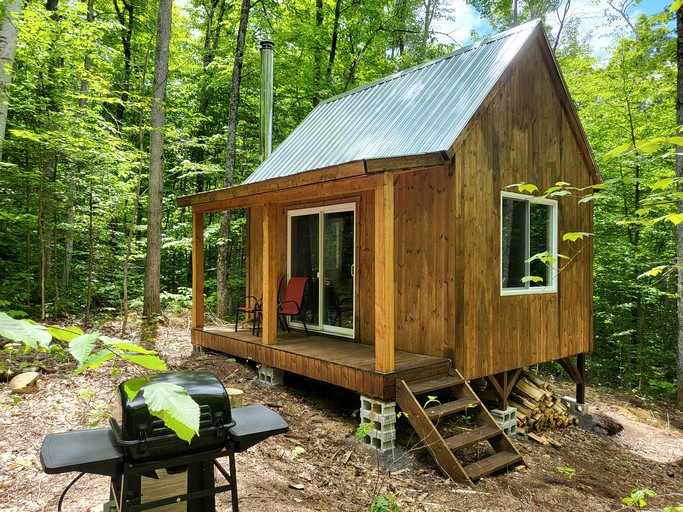 Rustic Cabin with Lofted Interior in Saint-Damien, Quebec