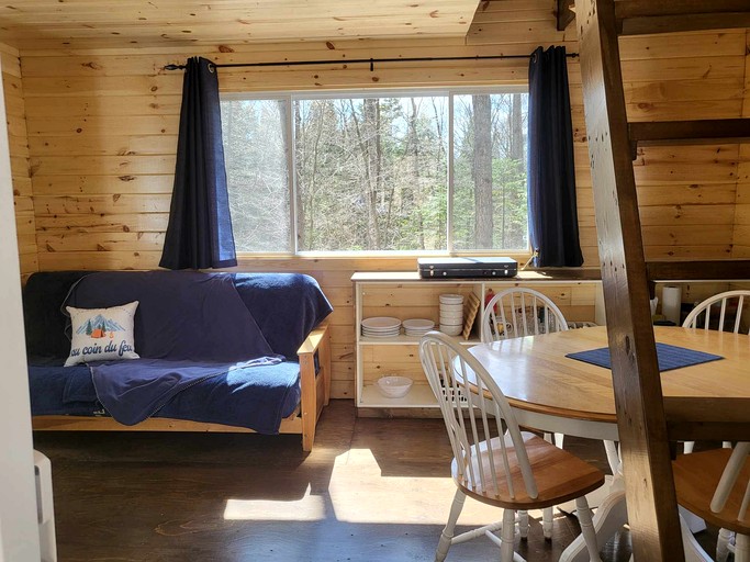 Cabins (Canada, Saint-Damien, Quebec)
