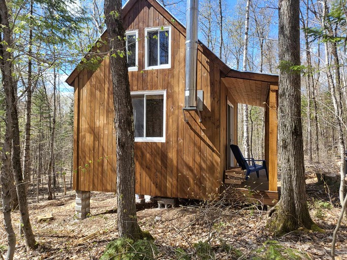 Cabins (Canada, Saint-Damien, Quebec)