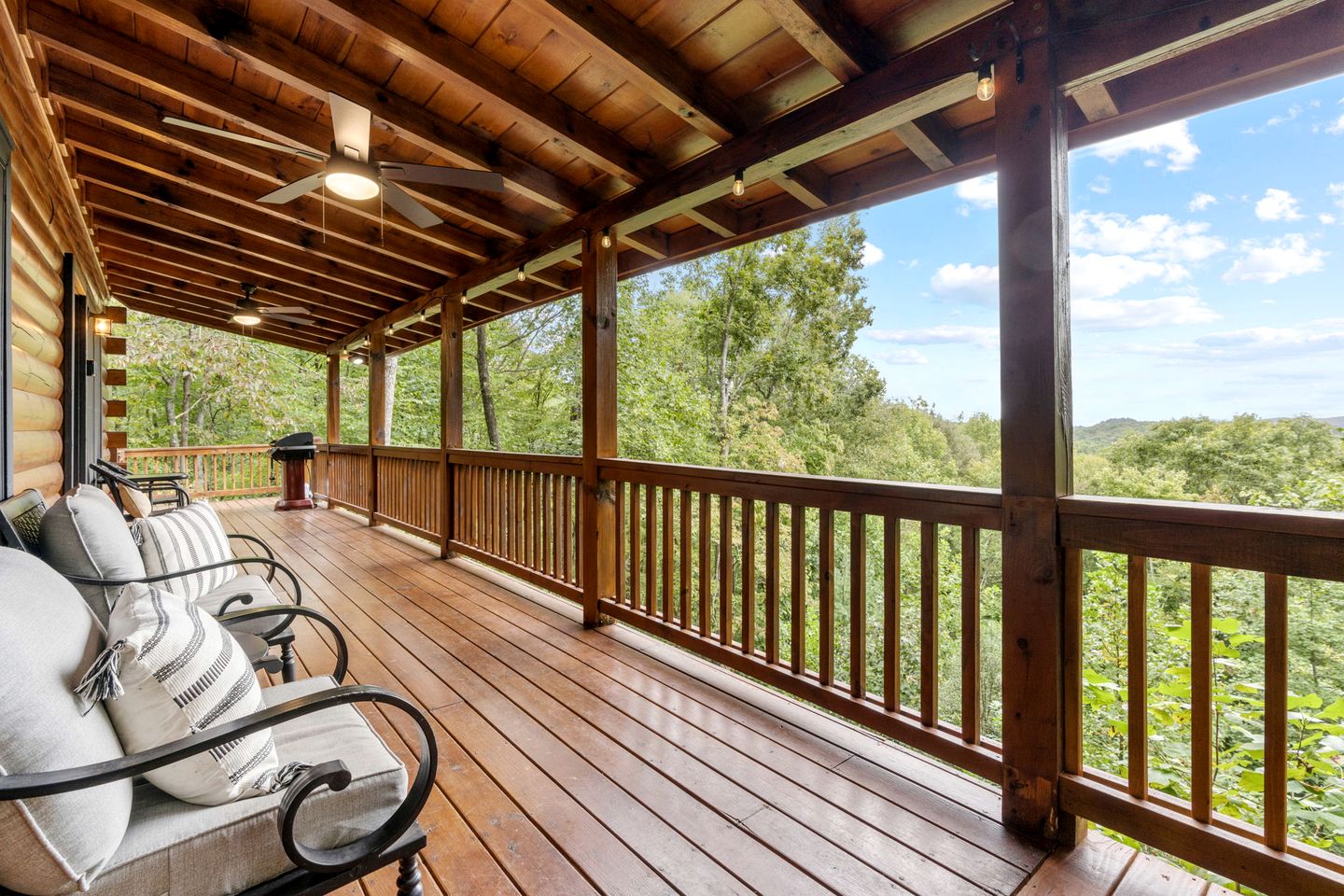 Secluded Cabin in the Woods with Hot Tub and Fire Pit in Blue Ridge, Georgia