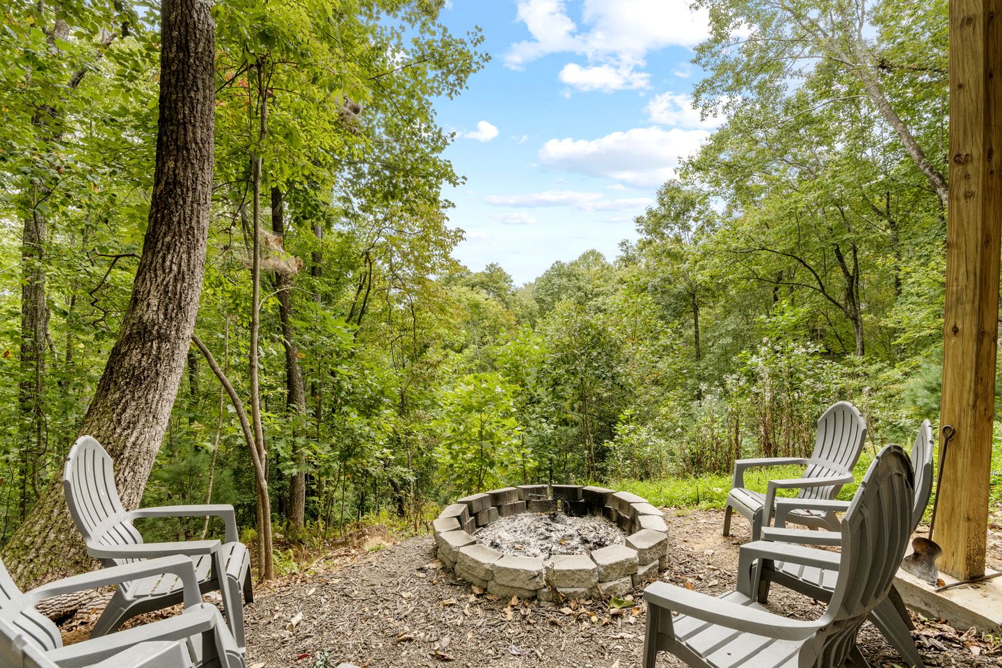 Secluded Cabin in the Woods with Hot Tub and Fire Pit in Blue Ridge, Georgia