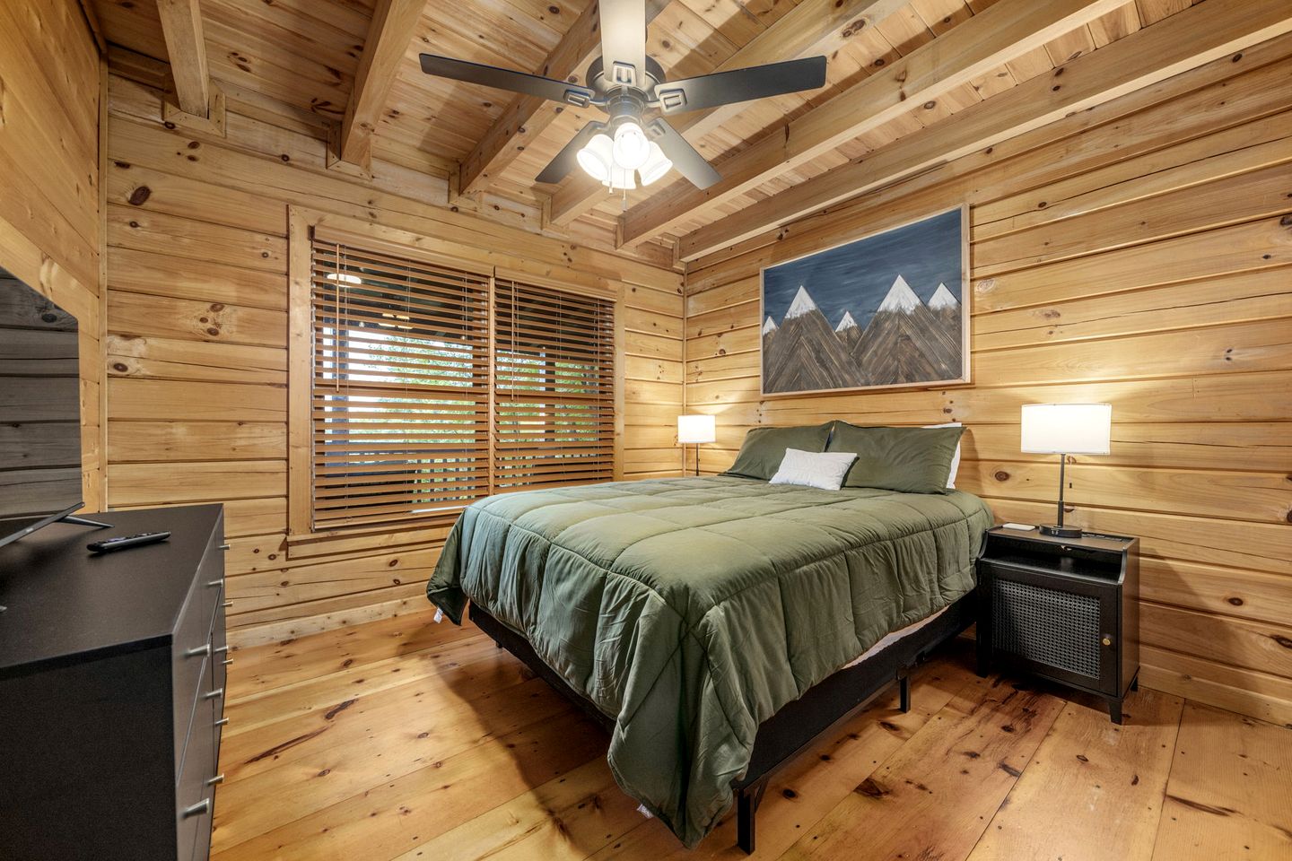 Secluded Cabin in the Woods with Hot Tub and Fire Pit in Blue Ridge, Georgia
