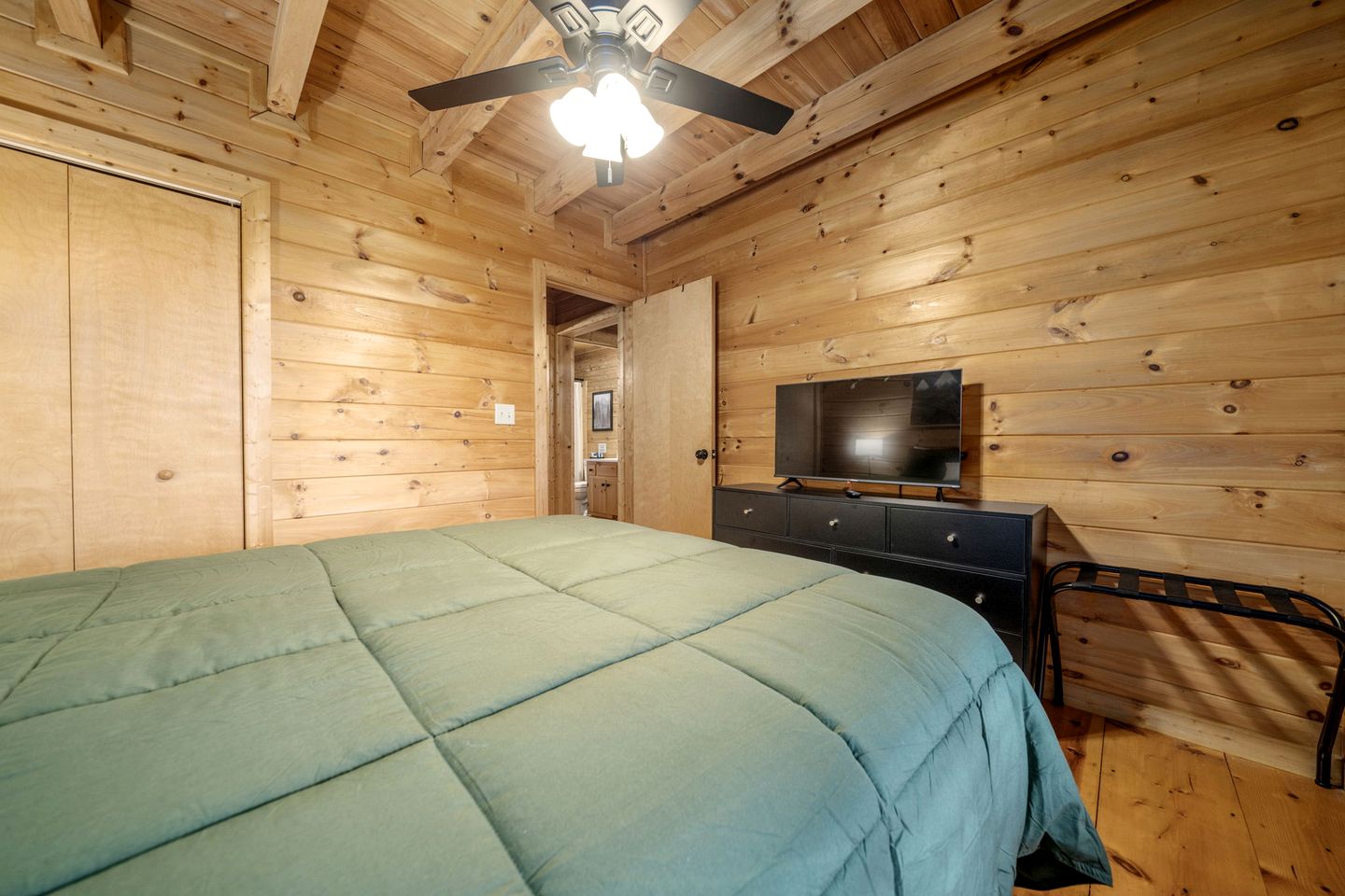 Secluded Cabin in the Woods with Hot Tub and Fire Pit in Blue Ridge, Georgia