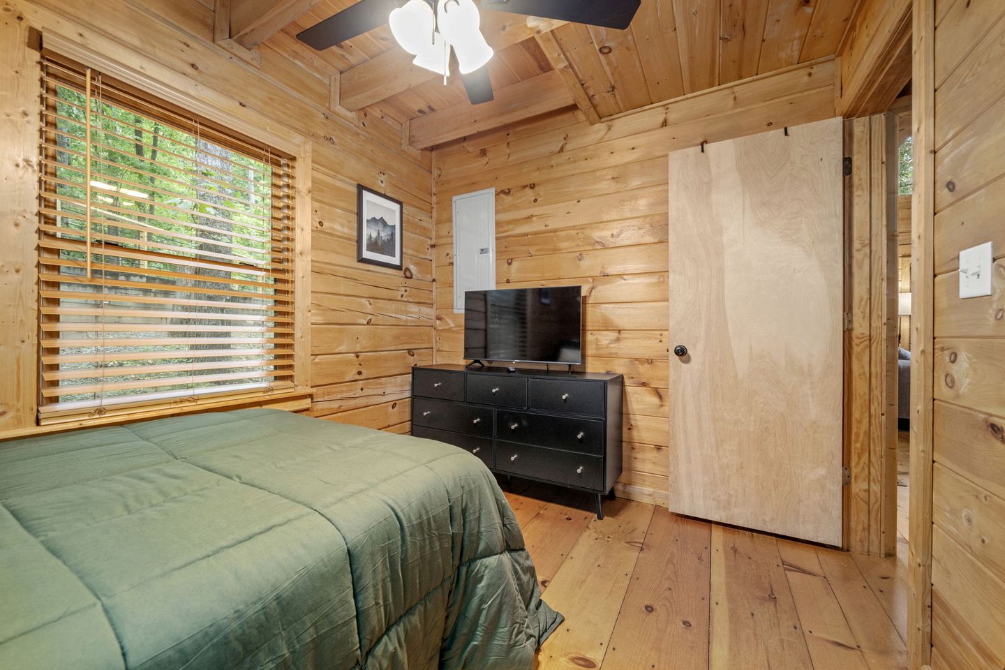 Secluded Cabin in the Woods with Hot Tub and Fire Pit in Blue Ridge, Georgia