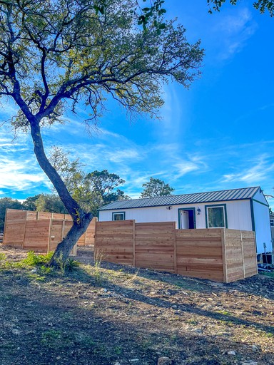 Cozy Tiny House Ideal for a Couples Retreat in Lake Hills, Texas