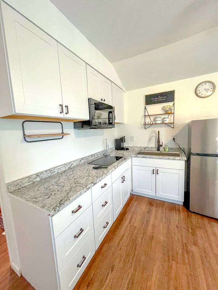 Cozy Tiny House Ideal for a Couples Retreat in Lake Hills, Texas