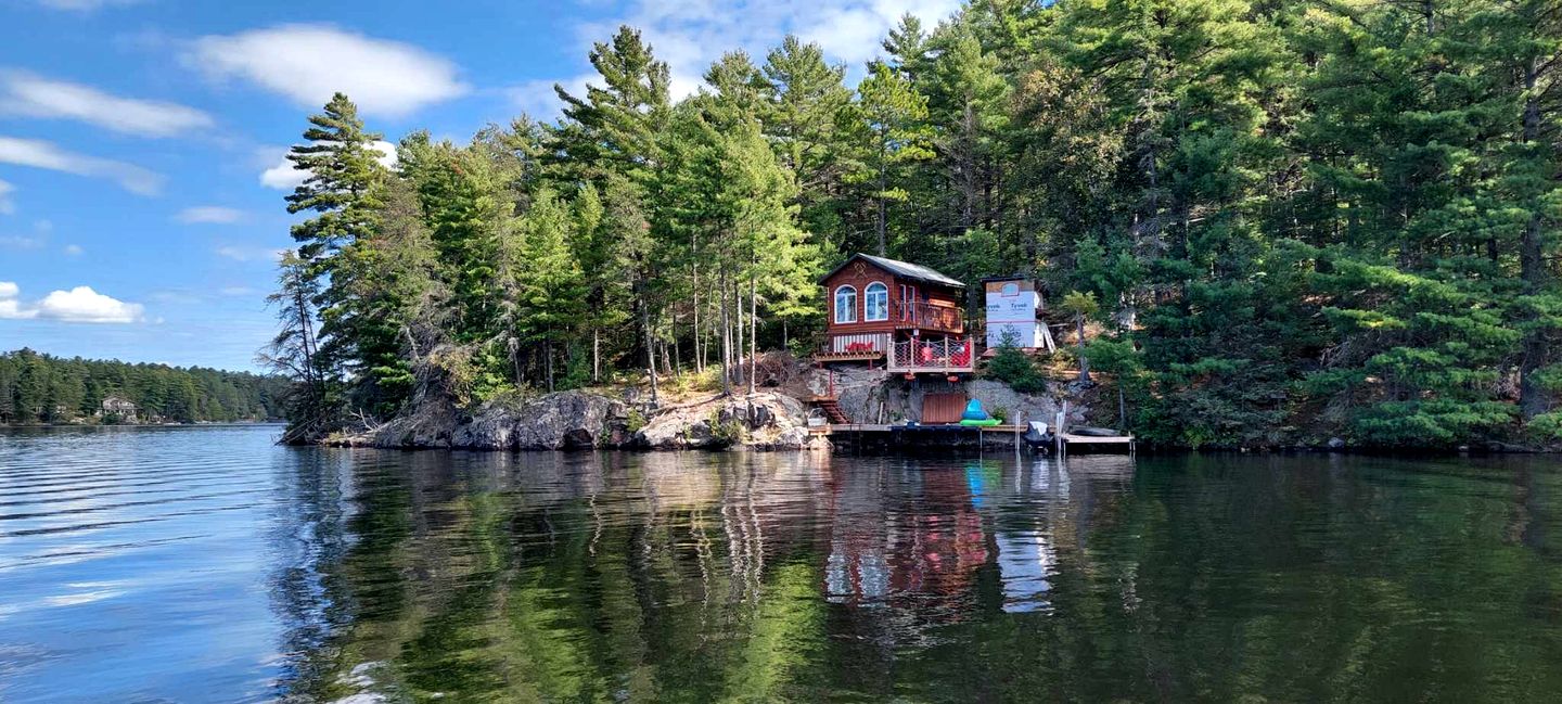 Lakefront Cabin Ideal for a Relaxing Escape in Ontario, Canada